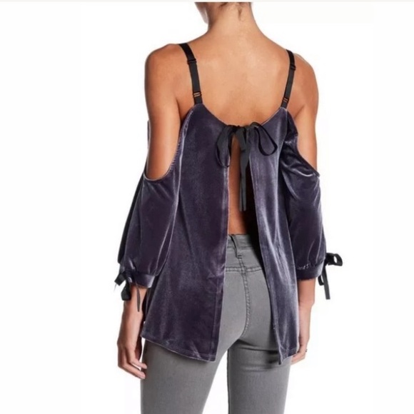 NWT Romeo + Juliet Cold Shoulder Velvet Top Sm - Picture 10 of 10